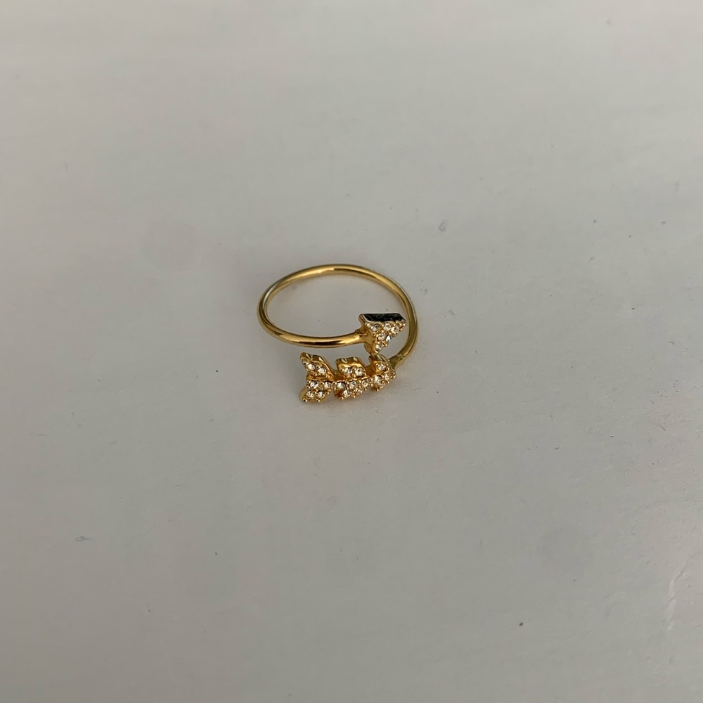 Cute BCBGMAXAZRIA Minimalist Arrow Ring - Gold size 7. Gently used.